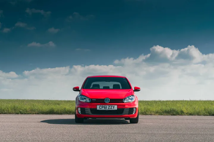 Volkswagen Golf GTI sesta serie di colore rosso
