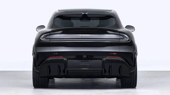 suv di xiaomi, si chiama yu 7 gt nella sua versione nera più sportiva e in posizione posteriore
