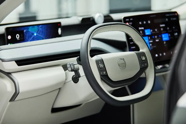 gli interni della Volvo EX60 2026