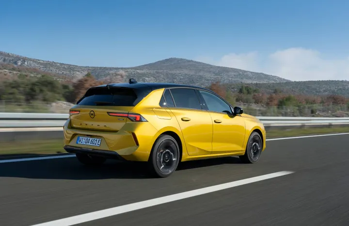 Opel Astra di colore giallo in dinamica al posteriore