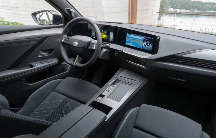 Opel Astra interni complessivi schermo volante e sedili