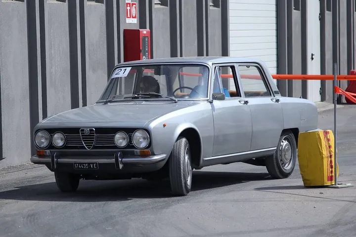 Alfa Romeo 1750 di colore grigio