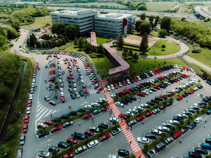 Alfa Romeo Museo 50 anni raduno auto vista aereo del complesso