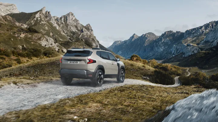 Dacia Duster percorre una strada accidentata con inquadratura al posteriore