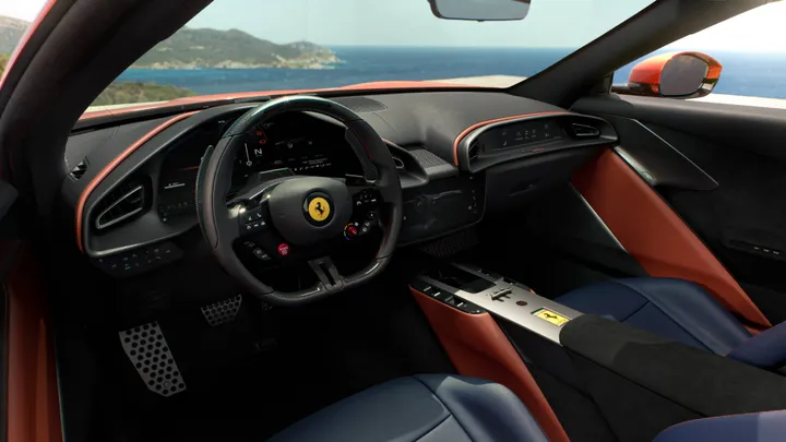 ferrari-amalfi-complessiva degli interni dove si vede volante plancia e una parte dei sedili