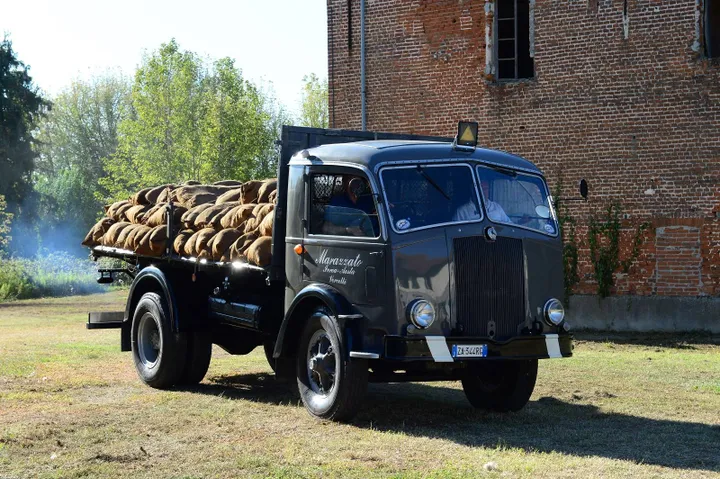 Fiat 666 N7 1947 di colore grigio frontale