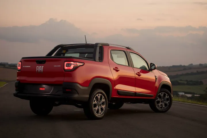fiat strada rosso ripreso dal posteriore tre qaurti al tramonto
