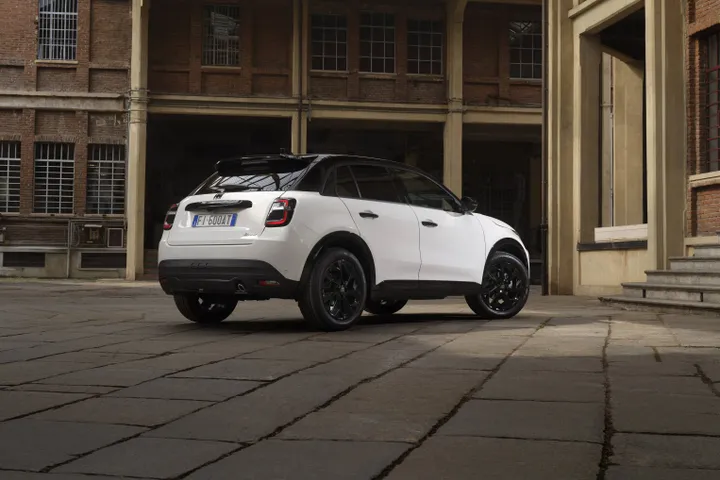 Fiat600StreetLaunchedition (1) di colore bianco in posizione posteriore laterale