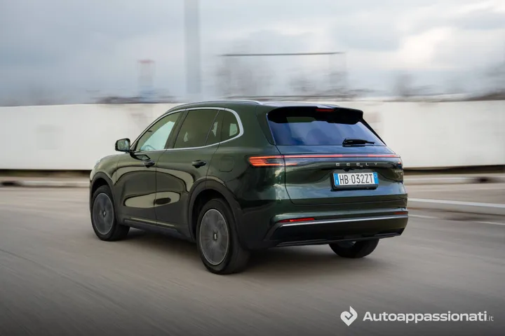 Geely Starray EM-i__rear side view