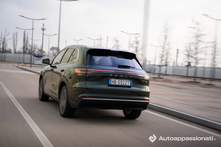 Geely Starray EM-i__rear side view