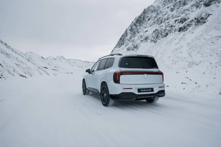 Mercedes GLB Hybrid in dinamica posteriore di colore grigio che percorre una strada