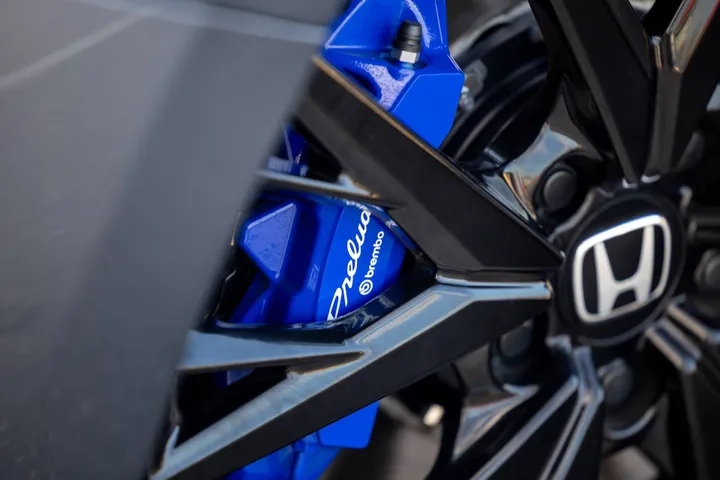 Un dettaglio dei cerchi in lega da 19 pollici neri della Honda Prelude Hybrid 2026, con dietro la pinza nera maggiorata prodotta dalla Brembo