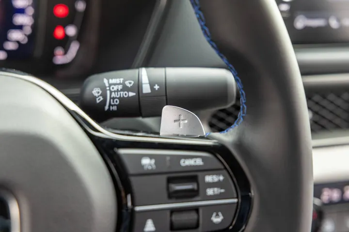 Dettaglio del volante e della paletta del cambio della Honda Prelude Hybrid 2026 e:HEV