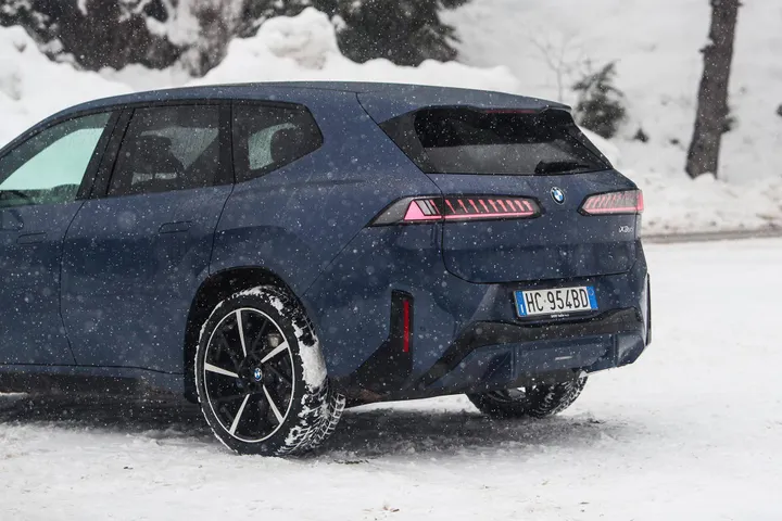 Sezione del posteriore della bmw ix3 laterale posteriore nella neve