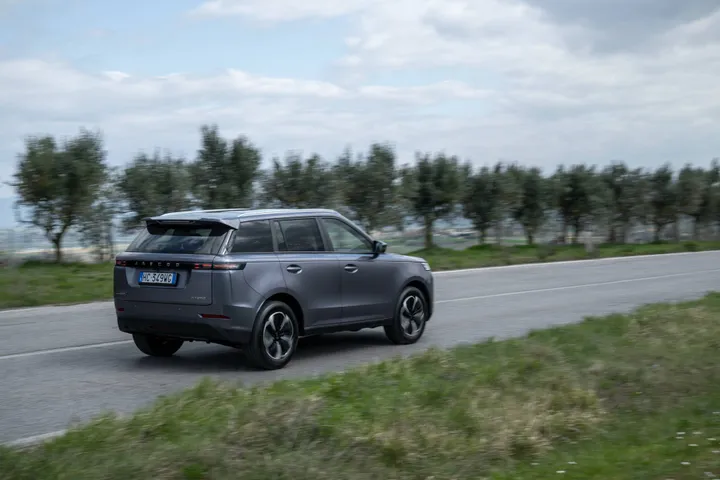 jaecoo 5 posteriore grigia in movimento su strada poco trafficata