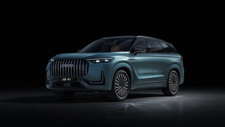 jaecoo 8 frontale di colore blu con sfondo buio