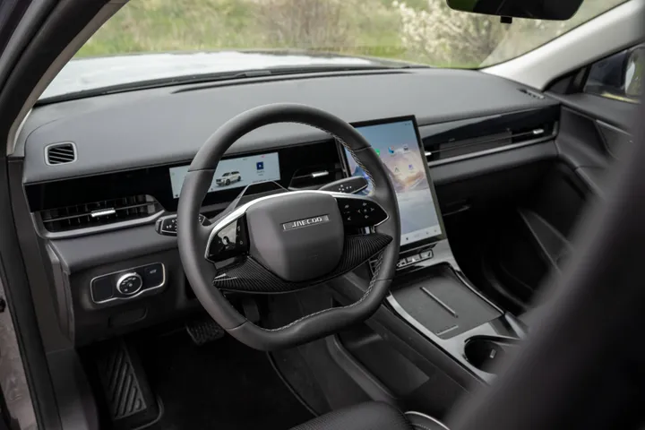 Interni Jaecoo 5 con volante tagliato ed infotainment