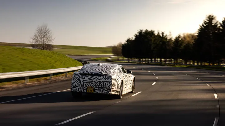 Jaguar GT posteriore bianca