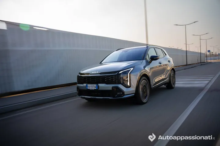 Kia Sportage 1.6 T-GDi HEV__side front view