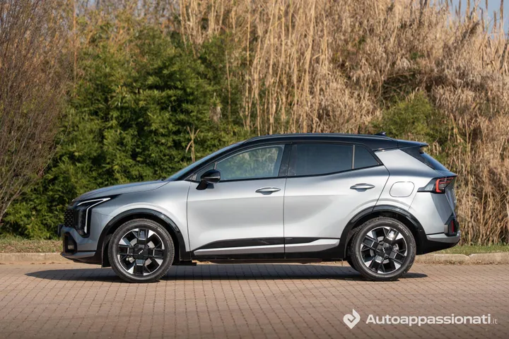 Kia Sportage 1.6 T-GDi HEV__side view