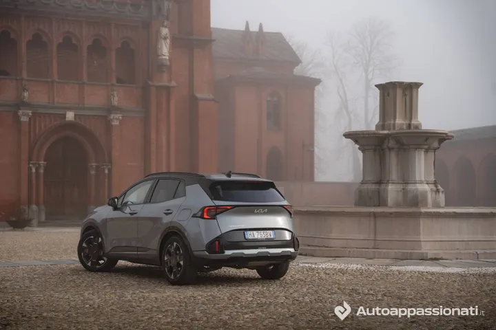 La Kia Sportage GT Line Plus 2026 grigia metallizzata ripresa di tre quarti posteriore