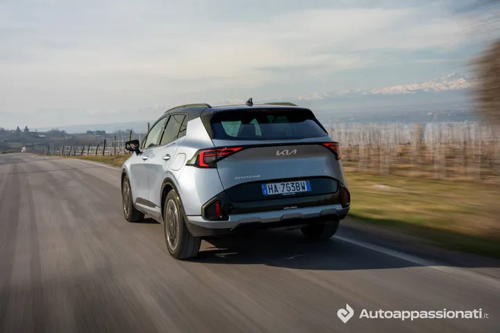 La Kia Sportage GT Line Plus dinamica posteriore su una strada pubblica