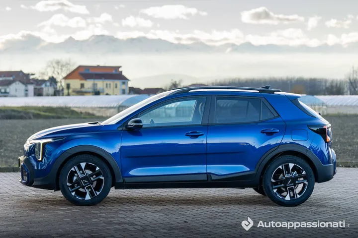 La Kia Stonic in vista laterale: è lunga 4,16 metri&nbsp;