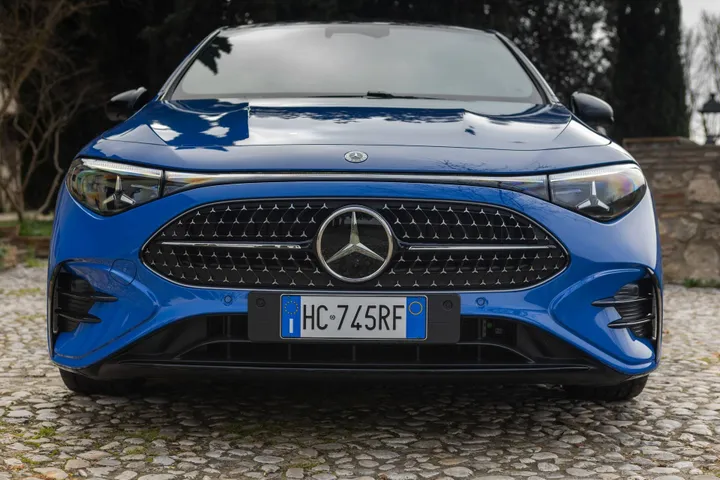 Il frontale della Mercedes CLA Hybrid è arricchito da tanti piccoli pin che riproducono il Marchio della stella