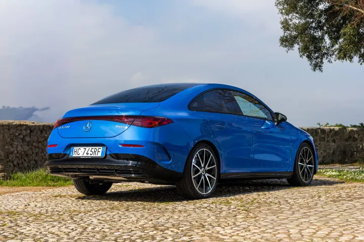 La Mercedes CLA Hybrid vista al posteriore di colore Clear Blue