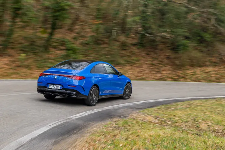 La Mercedes CLA Hybrid azzurra su una strada pubblica mentre affronta una curva