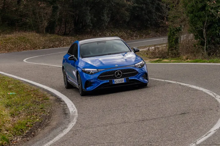 La Mercedes CLA Hybrid azzurra su una strada pubblica