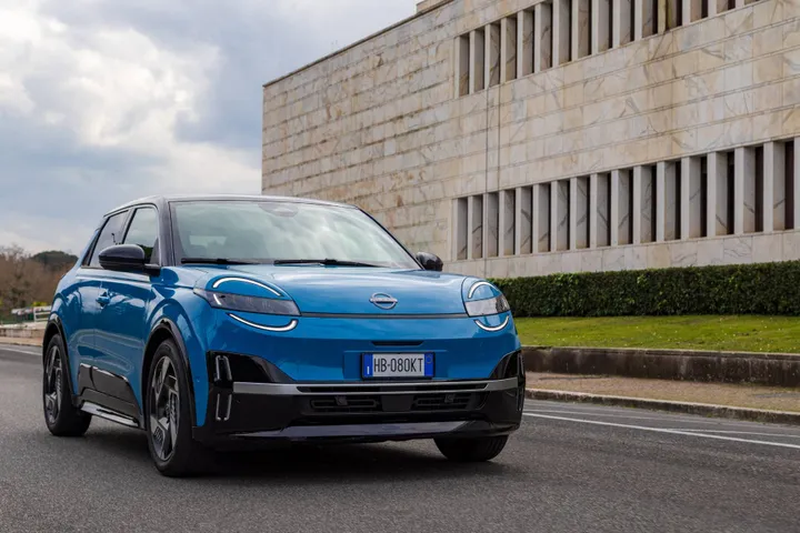 Nuova Nissan MICRA_Dinamiche frontale di colore azzurro