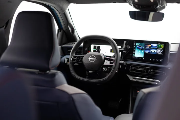 Nuova Nissan MICRA_Interni si vede volante retro del sedile e la parte sinistra della plancia