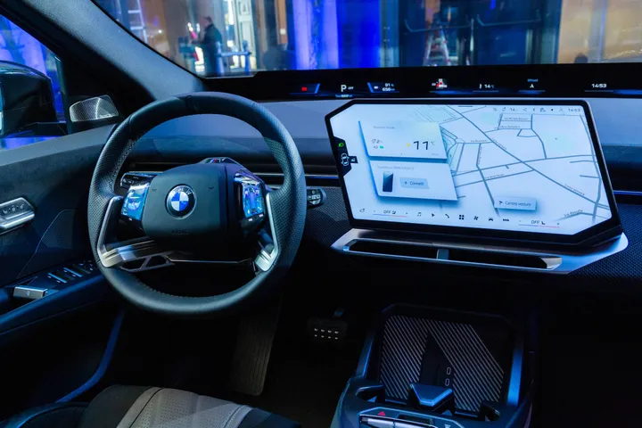 Interni BMW iX3 si vedono volante e strumentazione