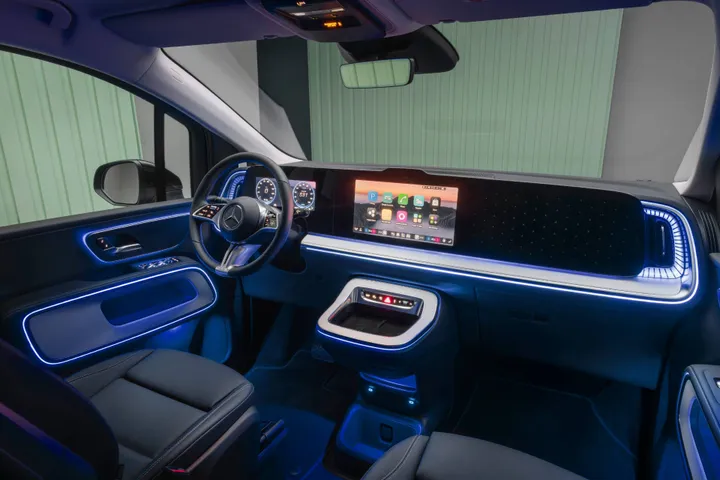 Mercedes Benz VLE elettrica interni della vettura di colore grigio Volante e schermi