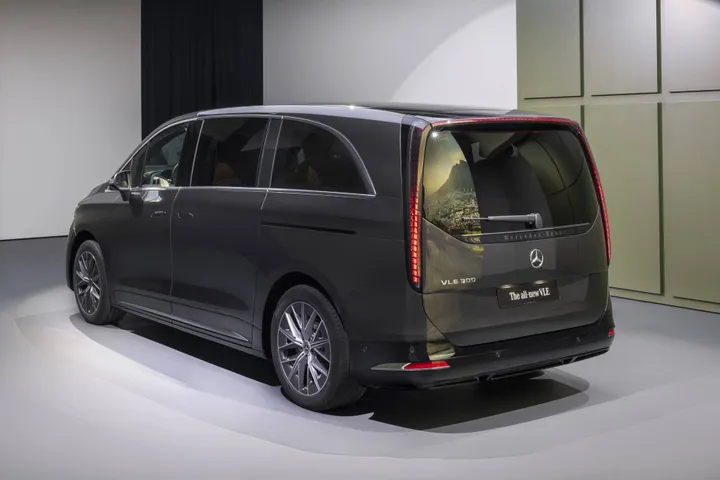 Mercedes Benz VLE elettrica pposteriore della vettura di colore grigio