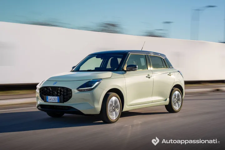 Suzuki-SWIFT-4x4-dinamica laterale con sfondo muro bianco