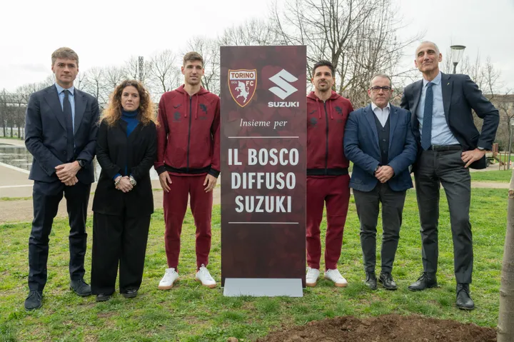 Nell'immagine si vedono due giocatori del Torino FC, il direttore di Suzuki Italia, il direttore operativo del Torino Fc e due assessori del Comune di Torino che posano a fianco di un cartello