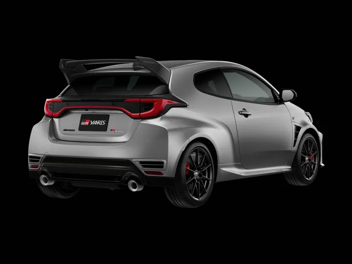 Toyota-Yaris-GR posteriore di colore grigio nella versione aerokit