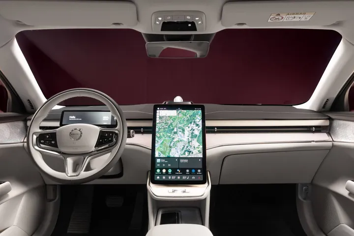 L'abitacolo della Volvo ES90 con il grande schermo da 14,5 pollici