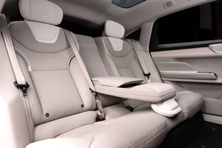 I sedili posteriori della Volvo ES90 offrono tanto comfort e notevole spazio per le gambe