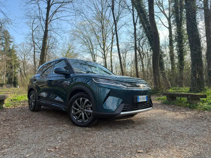 Nell'immagine si vede la BYD ATTO 2 DM-I di lato all'interno del parco di Monza