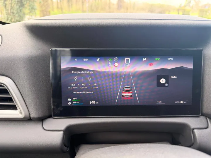 Nell'immagine si vede come si presenta lo schermo da 8'8 pollici che funge da quadro strumenti nella BYD ATTO 2 DM-i