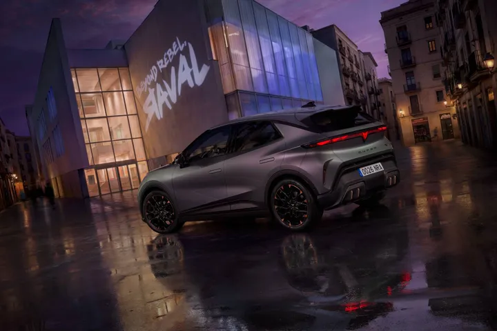 CUPRA Raval Plasma colore in posizione posteriore con sfondo palazzi