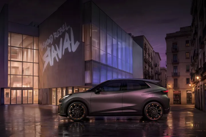 lateraleCUPRA Raval Plasma colore con sfondo palazzi