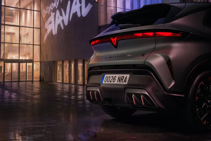 CUPRA Raval Plasma colore in posizione posteriore stretto con sfondo palazzi