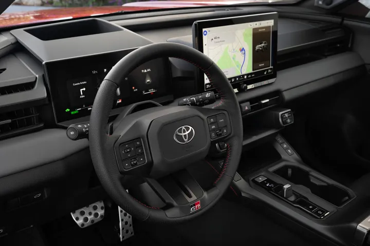 Toyota Rav4 ibrido di colore rosso e complessiva degli interni