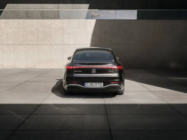 Mercedes EQS posteriore della versione nera