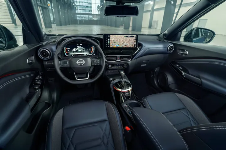 Nissan JUKE_PULSE di colore blu petrolio all'interno dell'abitacolo