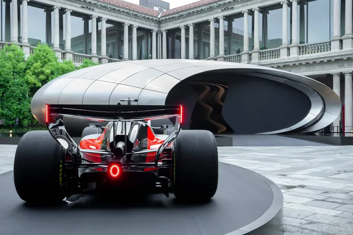 La showcar F1 Audi R26 alla Milano Design Week. Sullo sfondo l'installazione "origin" curata dallo studio di Zaha Hadid